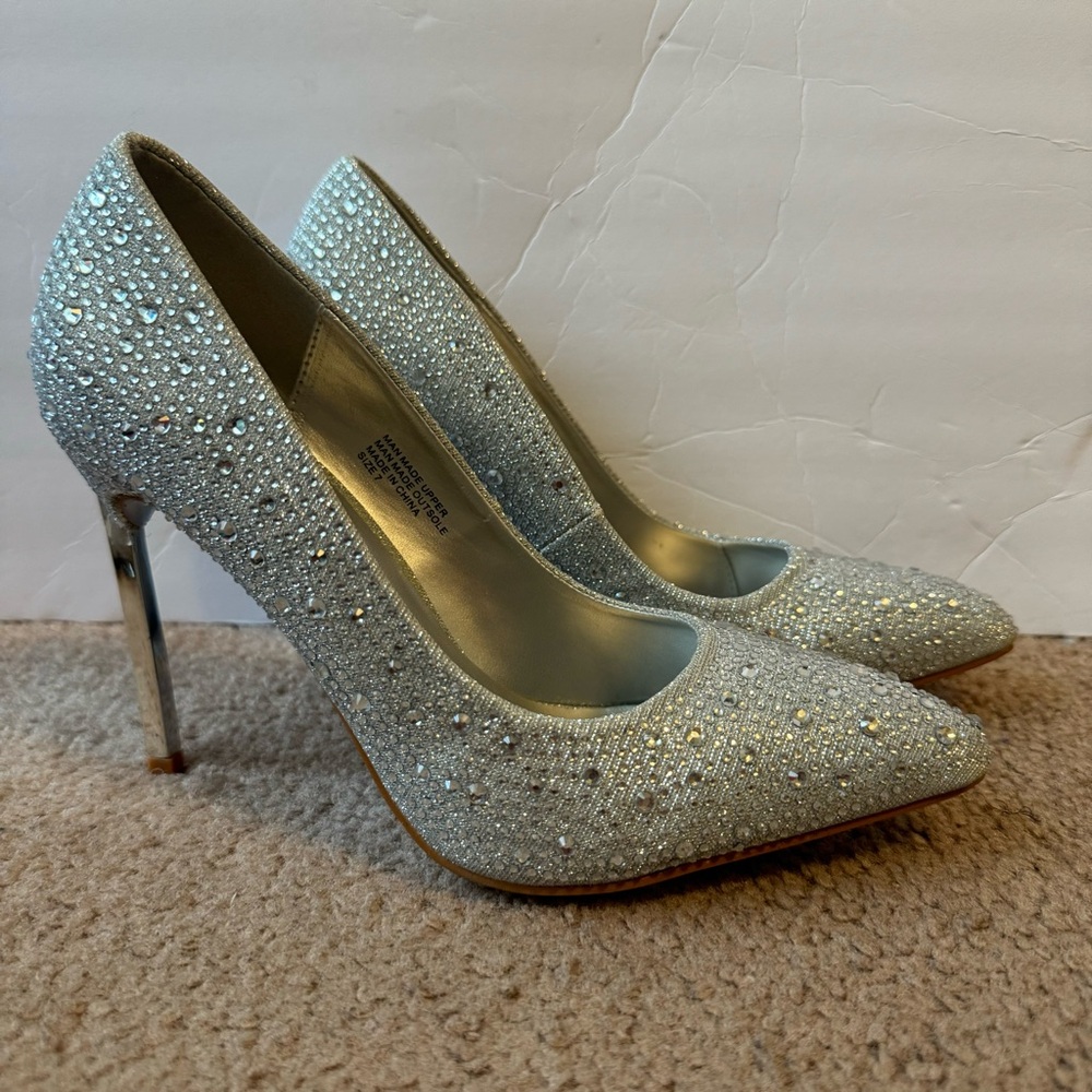 NWT Red Cherry Silver Crystalized Pumps Dress Shoes Evening Party Shoes Size 7